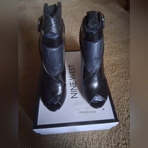 NIB Nine West Black Peep Toe Leather Heeled Pumps.